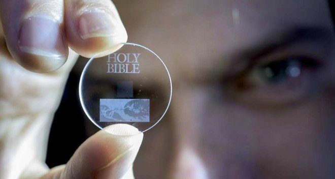 Ce petit disque de quartz peut stocker des données pendant 13 milliards d’années